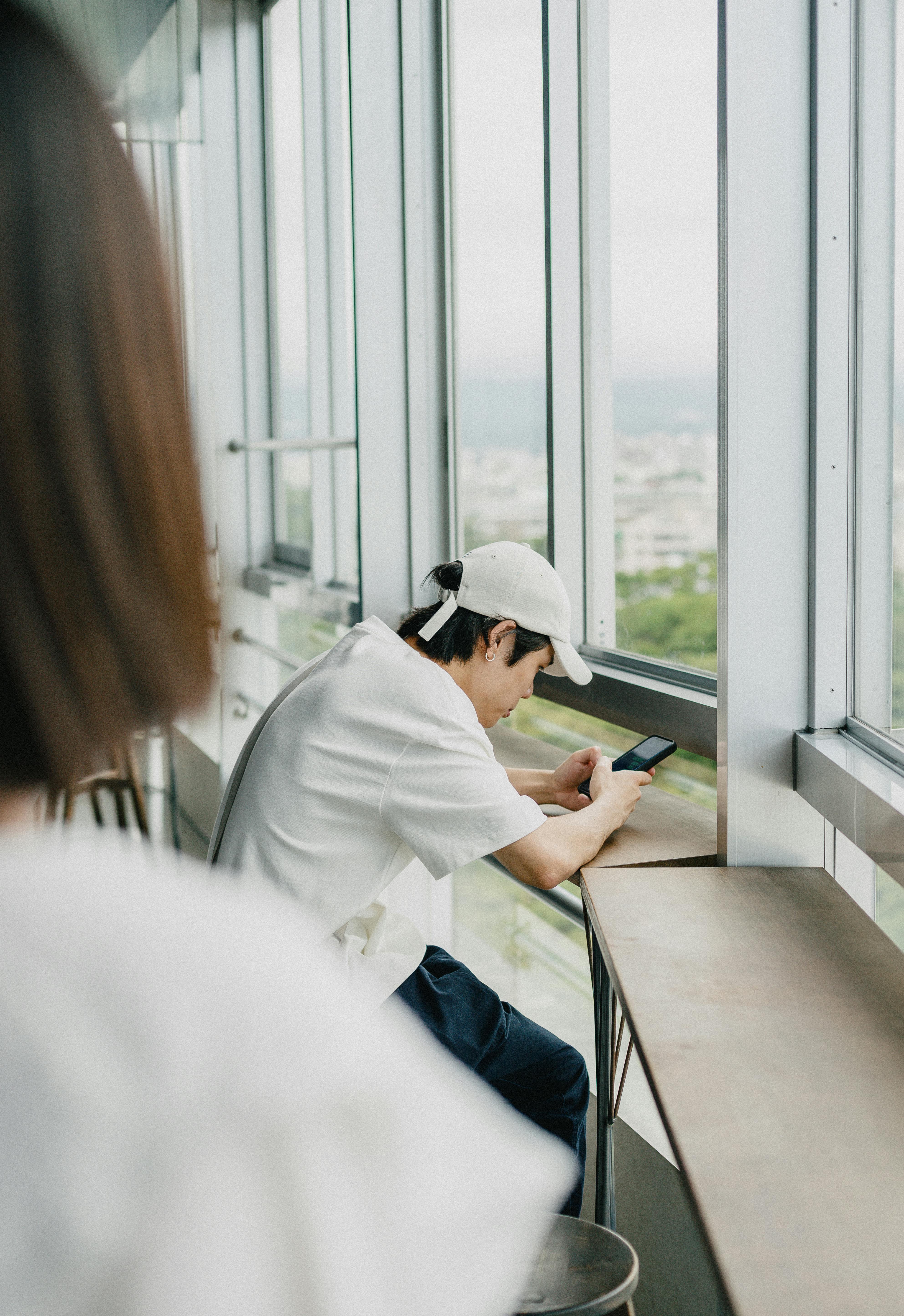 スマホを使う若者